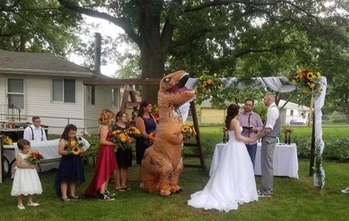 Невеста разрешила подружкам прийти на свадьбу в чем угодно. Такого она не ждала