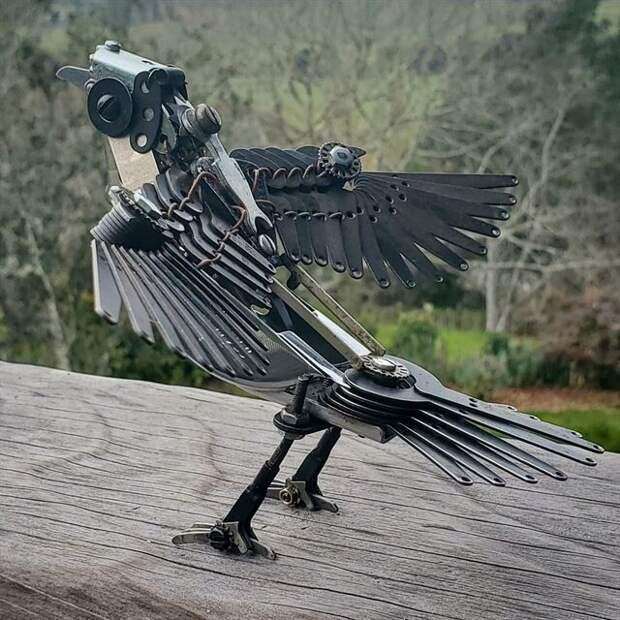 Металлические скульптуры птиц, созданные из старых механических пишущих машинок